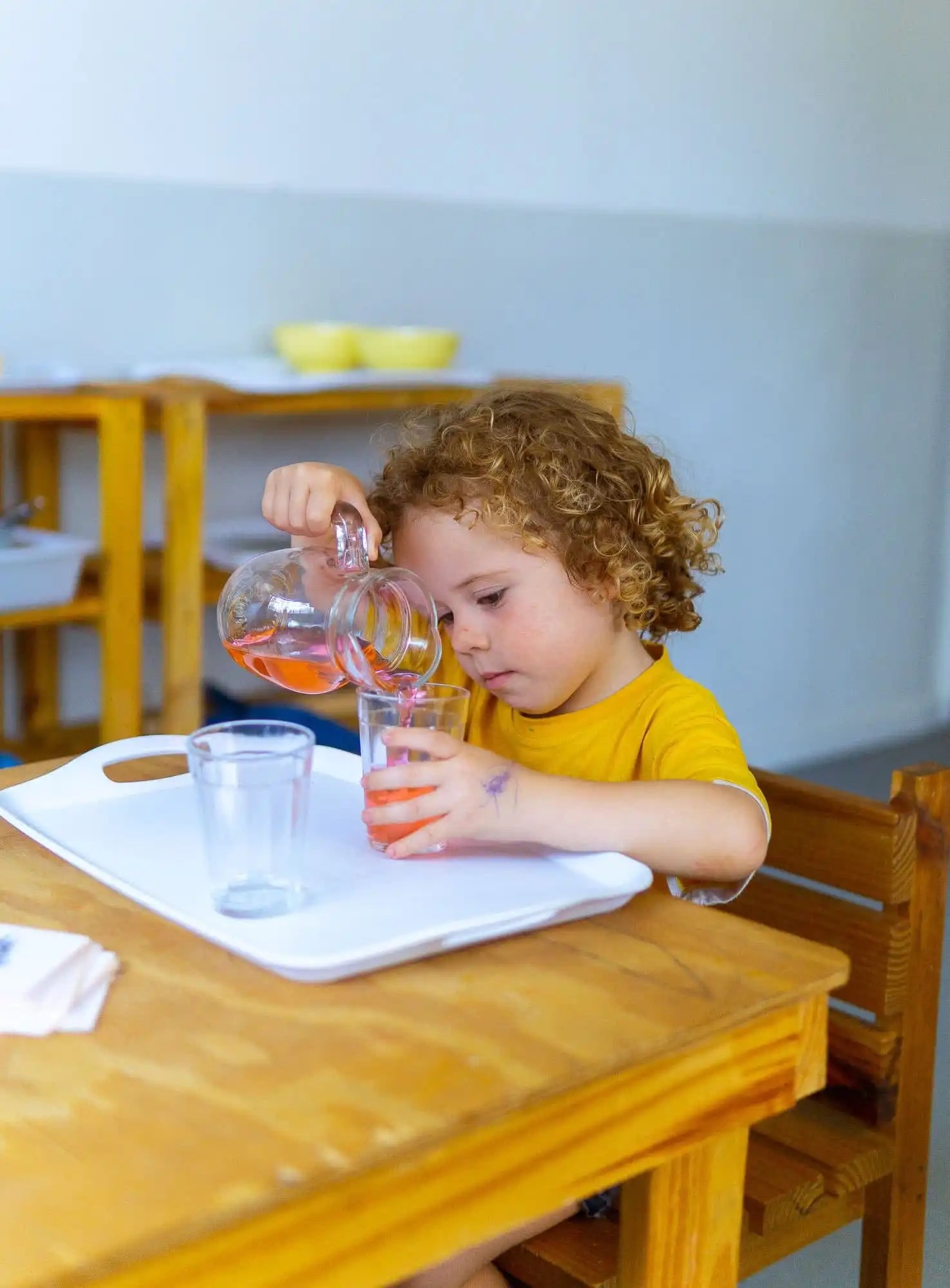 criança compreendendo o controle fino de liquidos na vida prática